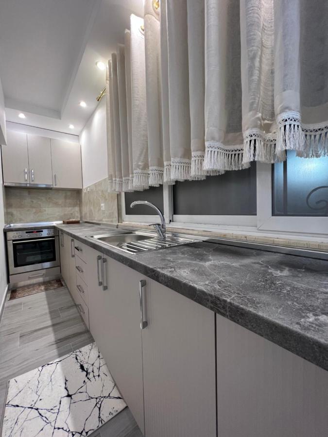 Apartment Tirana On Myslym Shyri Esterno foto